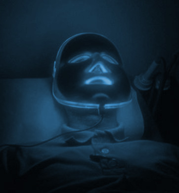 chica con una mascara en un tratamiento de bioestimulacion luminica